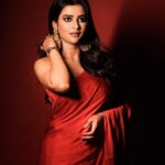 Ushasi Ray Instagram - ❤️✨ From @hoichoi.tv season 7 night 📷 @tales_by_suvyn 💄@makeupbysumanganguly 💇‍♀️ @hairbymousami #hairbymousami 🥻@raj_bnerjee Kolkata