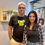 Ushasi Ray Instagram - নাহ , ইনি সত্যিই কিছু খান না , মানে প্রায় কিছুই না….. @foodkaseries shoot done for the day with @ushasi Kolkata