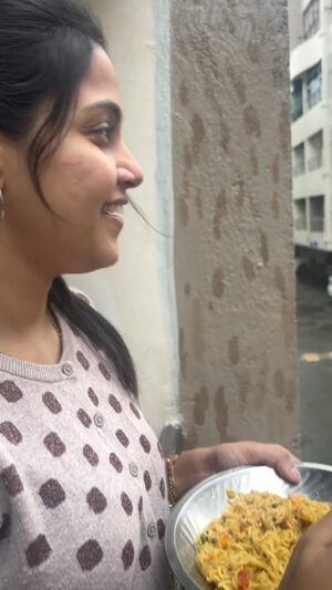 Vaishali Thaniga Instagram - Tag those noodles lover 😘 

All safe in chennai ?  Stay safe makkale ❤️ and go out when there is an emergency, take care 😊

#instareels #reelsvideo #michaung #cyclone #chennai #heavyrain #staysafe #stayhome #staysafeeveryone #trendingreels #chennairains #climate #noodles #foodie #instafood #foodlove #actress #blogger #instafood #instadaily