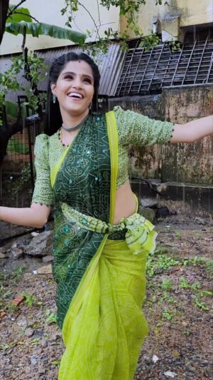 Vaishali Thaniga Instagram - Loving the climate 😍 going with the trend 💃🏻 

Saree @chettinad_sarees 
Blouse @abarnasundarramanclothing 
Jewellery @kabijewellery 
Hairstyle @baarbiebridal 

#instareels #raindance #rainlove #climate #bliss #happiness #dance #love #instareelsindia❤️ #reelsviral #trendingreels #trendingsongs #trending #dancevideo #reelsinsta #instalove #actress #actresslife #dancelife