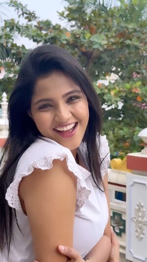 Vaishali Thaniga Instagram - Her voice 😍 damn I just got stuck with this song 🎶 my #recentaddiction🎼❤️ 

#instareels #reelsviral #reelitfeelit #reelvideo #instadaily #trendingreels #trendingsongs #trending #tamilsong #addiction #instalove #songmood #love #peace #songlyrics #lyrics #actress #blogger #style #fashionstyle #instareels♥️ #reelinstagram