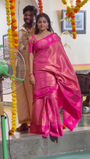 Vaishali Thaniga Instagram - #chandramukhi shooting spot fun 😂😂 

VC : @sivaranjani367 😘😄

Blouse @abarnasundarramanclothing ❤️
Jewellery @kabijewellery ❤️

#instareels #sunday #funday #shooting #spot #fun