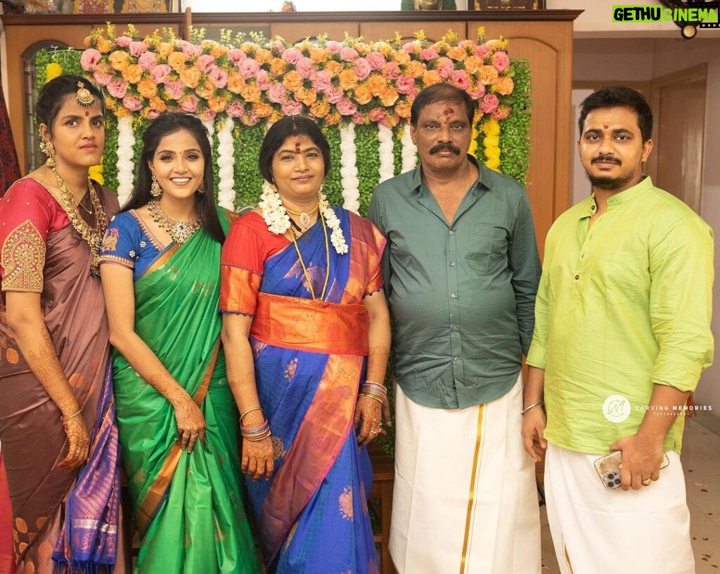 Vaishali Thaniga Instagram - My family ❤️ My world ❤️ Was waiting for this dayyy and finally it happened our complete family picture 😍 appa and amma shasthi poorthi 😍 Happy 60th birthday appa ❤️ here is the complete family picture dad mom thangachi @gayathri_thaniga and my husband @sathya.dev ❤️ Thanks @carvingmemoriesphotography for capturing beautiful memories ❤️ we will cherish this till our lifetime ❤️ Beautiful makeover by @makeup_by_hashini_trichy she came all the way from Trichy so sweet of you darling thank you so much means a lot as always loved your work ❤️ Decor by @event_planz thanks da narmadha even though I told you in last minute you made it however I want and we just loved the final out ❤️ thanks dear 😘 Mehandi by @shashipinkie thank you akka as usual who will not like your work or character , fallen in love with your design and mehandi super akka thank you so much ❤️ any function in our house you will be there definitely akka ❤️ y being so sweet 😘 and finally jewellery by @bridal_gallery_ thanks for sending the accessories just loved the design ❤️ the team behind this big day without you people this wouldn’t have happened ❤️ thank you so much guys 😊