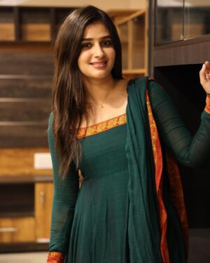 Vaishu Sundar Instagram - Life is a canvas; paint it with your dreams. 

Costume : @labelkamra 

Pc: @_1click_studio