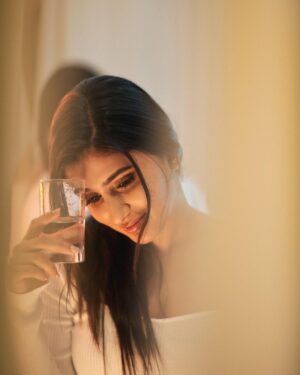 Vaishu Sundar Instagram - Okiee let’s dream ❤️🙈

Photography : @dhanush__photography

Makeup : @kalaiartistry