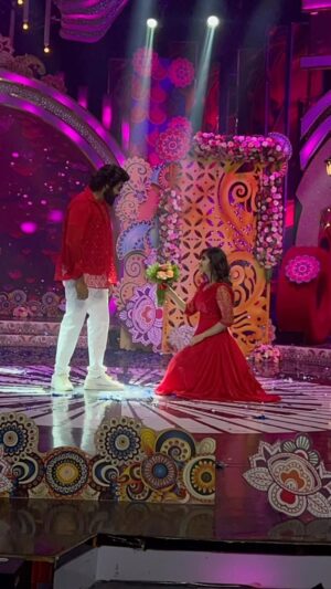 Vaishu Sundar Instagram - "Anyone can dance if they have a motivating partner, like the one I have. "
#beingsakthi #beingponni #vaishu #sabari #ponni #reelpair