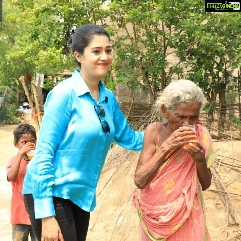 Varsha Priyadarshini Instagram - In view of the intense summer heat, cold drinks were distributed by Sammanita to those who worked tirelessly in this heat. Every moment spent with their children was special to me. We must be aware & responsible to the people working around us in this hot weather.