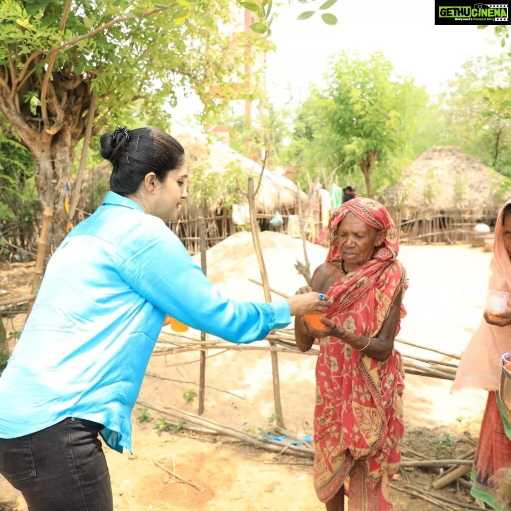 Varsha Priyadarshini Instagram - In view of the intense summer heat, cold drinks were distributed by Sammanita to those who worked tirelessly in this heat. Every moment spent with their children was special to me. We must be aware & responsible to the people working around us in this hot weather.