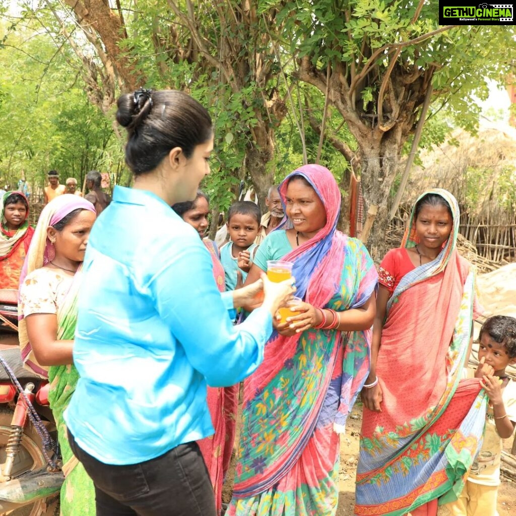 Varsha Priyadarshini Instagram - In view of the intense summer heat, cold drinks were distributed by Sammanita to those who worked tirelessly in this heat. Every moment spent with their children was special to me. We must be aware & responsible to the people working around us in this hot weather.