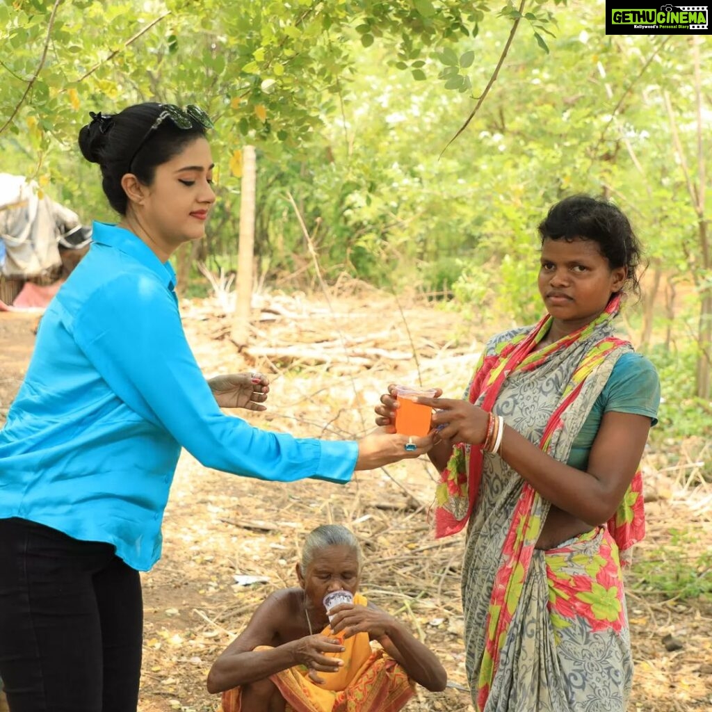 Varsha Priyadarshini Instagram - In view of the intense summer heat, cold drinks were distributed by Sammanita to those who worked tirelessly in this heat. Every moment spent with their children was special to me. We must be aware & responsible to the people working around us in this hot weather.