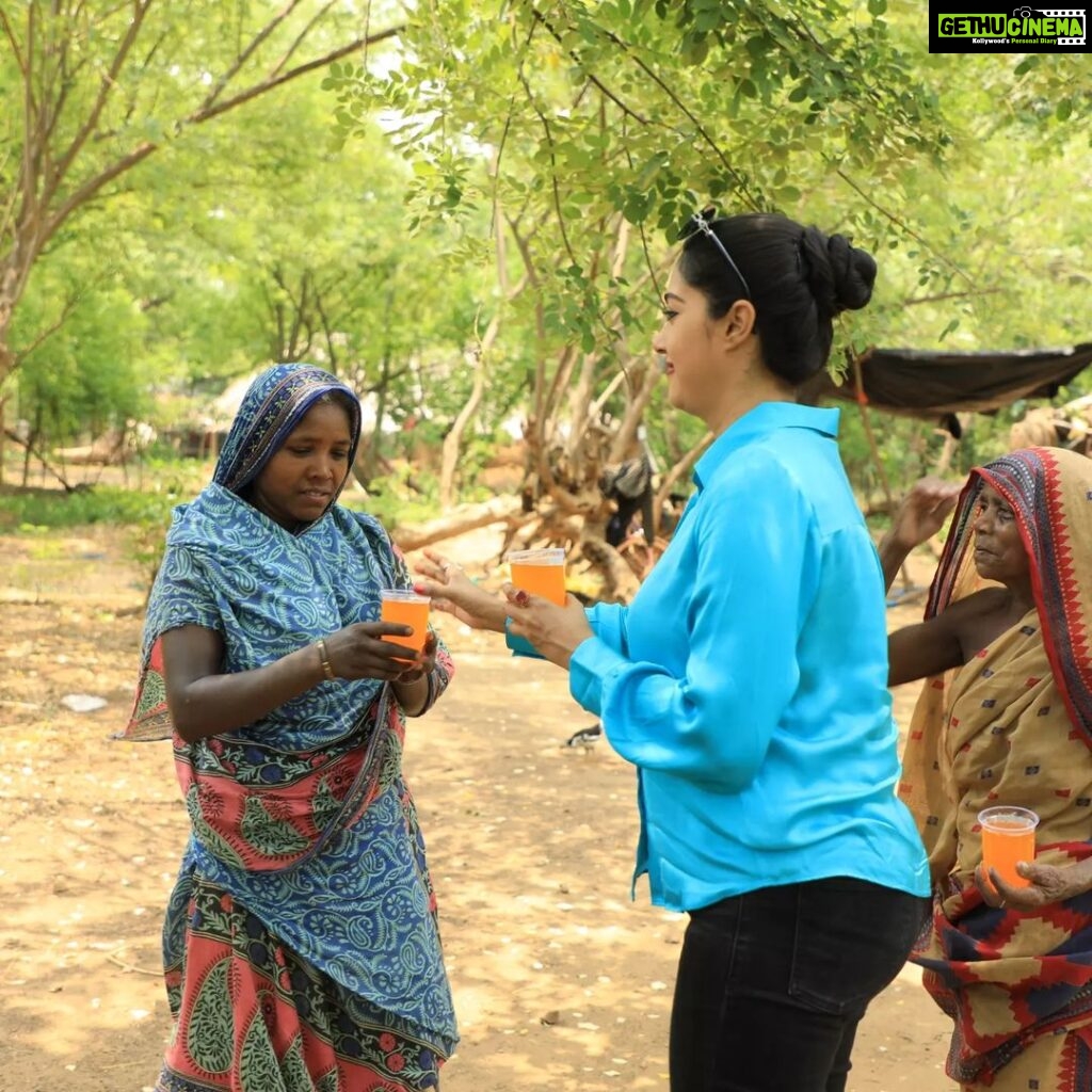 Varsha Priyadarshini Instagram - In view of the intense summer heat, cold drinks were distributed by Sammanita to those who worked tirelessly in this heat. Every moment spent with their children was special to me. We must be aware & responsible to the people working around us in this hot weather.