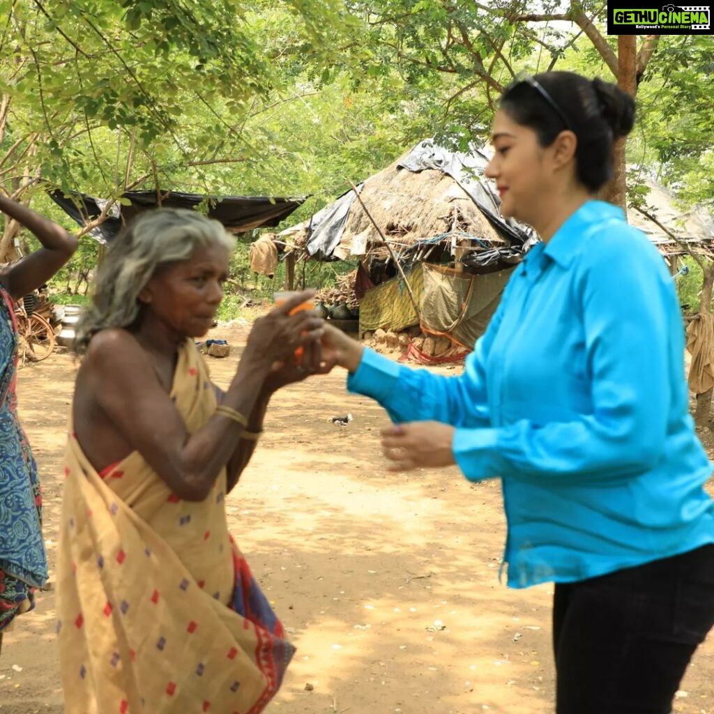 Varsha Priyadarshini Instagram - In view of the intense summer heat, cold drinks were distributed by Sammanita to those who worked tirelessly in this heat. Every moment spent with their children was special to me. We must be aware & responsible to the people working around us in this hot weather.