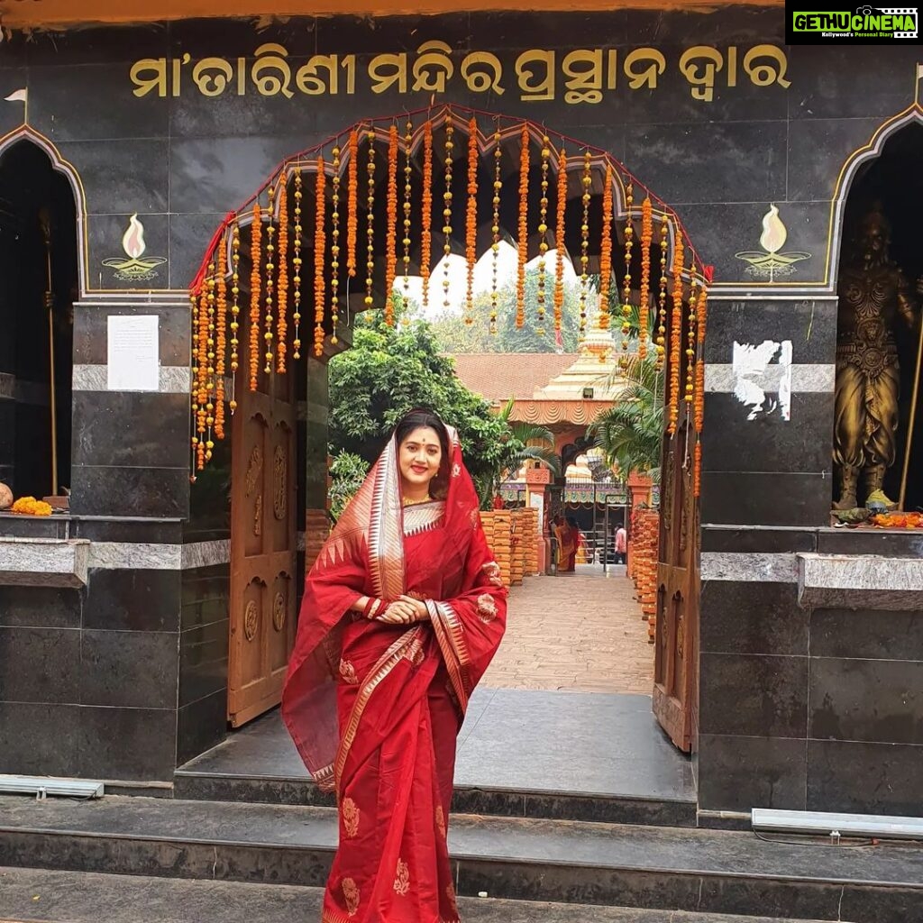 Varsha Priyadarshini Instagram - Had the privilege of darshan of Maa Tarini in Ghatgaon. By the grace of Goddess Tarini, everyone's life becomes happy and all evil forces are destroyed from this world. May all be inspired to build a healthy society with positive attitude by the blessings of Maa 🙏