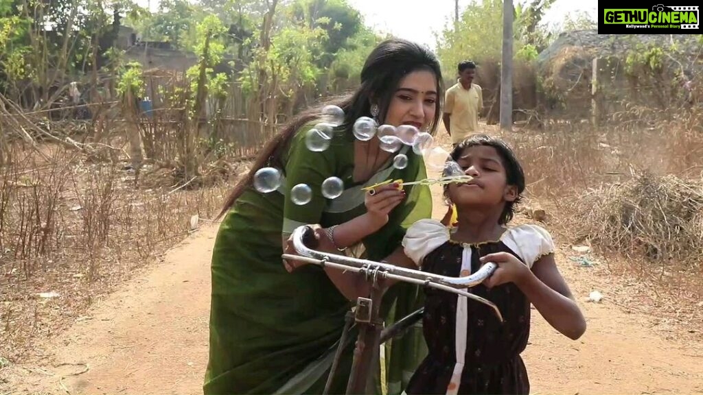 Varsha Priyadarshini Instagram - I spent few moments with the children living in Cuttack Baranga area & it was very special for me. On the occasion of holy Makar Sankranti, #TeamSammanita tried to put a smile on their faces by giving them new dresses and some gifts. Jai Jagannath 🙏