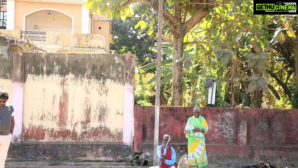 Varsha Priyadarshini Instagram - Knowing about an elderly couple living in destitution, scorned and neglected by their family, Team Sammanita helped them. Every moment spent with them was very special for me. It should be the duty of every one to respect, take proper care and give love to the senior citizens.