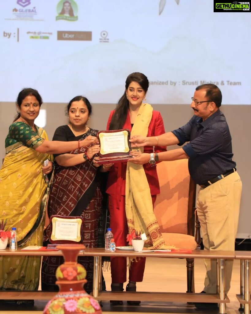 Varsha Priyadarshini Instagram - It was a very special and unique experience to be a guest at the 8th 'Basanta Utsav 2023' Program organised on the campus of Odisha's first Women's University, Ramadevi Women's University. It was an honour for me to attend the event among the renowned personalities like Bhubaneswar Mayor Smt. Sulochana Das, noted writer Smt. Gayatri Bala Panda, Chairperson of PG Council Chandi charan Rath, Ipsita Sahu and Swikruti. Every moment of the festival was memorable. I would like to express my gratitude to the authorities of Ramadevi Women's University for involving me in such an important program.