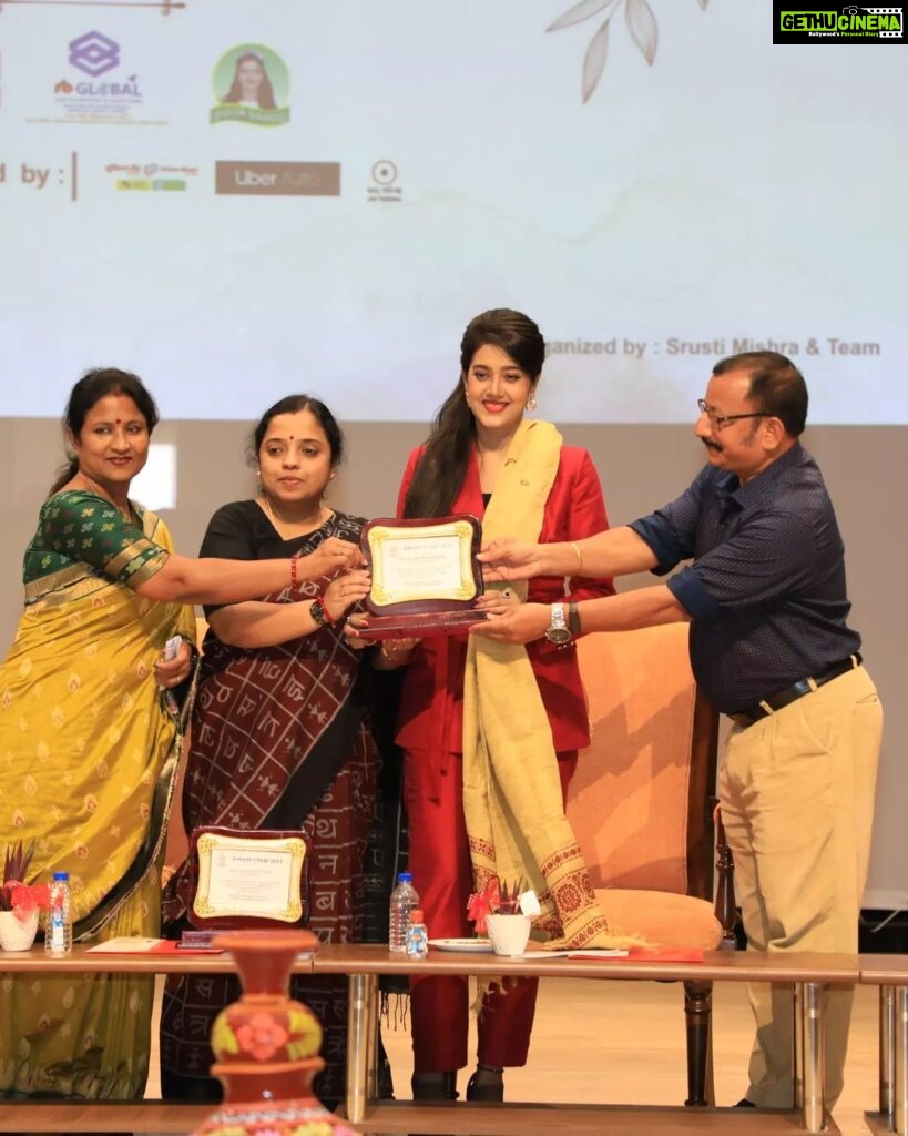 Varsha Priyadarshini Instagram - It was a very special and unique experience to be a guest at the 8th 'Basanta Utsav 2023' Program organised on the campus of Odisha's first Women's University, Ramadevi Women's University. It was an honour for me to attend the event among the renowned personalities like Bhubaneswar Mayor Smt. Sulochana Das, noted writer Smt. Gayatri Bala Panda, Chairperson of PG Council Chandi charan Rath, Ipsita Sahu and Swikruti. Every moment of the festival was memorable. I would like to express my gratitude to the authorities of Ramadevi Women's University for involving me in such an important program.