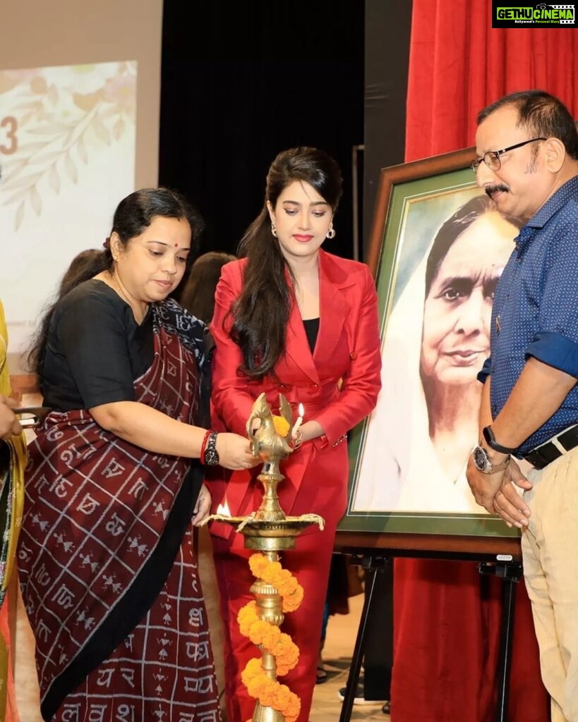 Varsha Priyadarshini Instagram - It was a very special and unique experience to be a guest at the 8th 'Basanta Utsav 2023' Program organised on the campus of Odisha's first Women's University, Ramadevi Women's University. It was an honour for me to attend the event among the renowned personalities like Bhubaneswar Mayor Smt. Sulochana Das, noted writer Smt. Gayatri Bala Panda, Chairperson of PG Council Chandi charan Rath, Ipsita Sahu and Swikruti. Every moment of the festival was memorable. I would like to express my gratitude to the authorities of Ramadevi Women's University for involving me in such an important program.