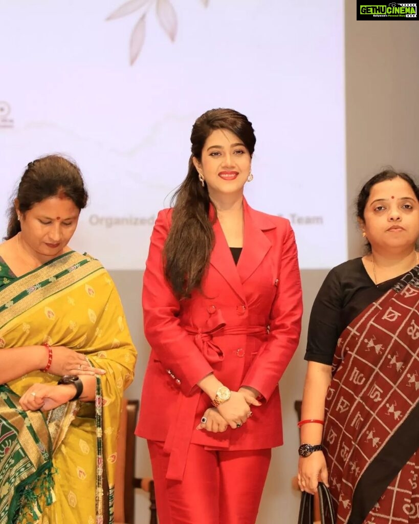 Varsha Priyadarshini Instagram - It was a very special and unique experience to be a guest at the 8th 'Basanta Utsav 2023' Program organised on the campus of Odisha's first Women's University, Ramadevi Women's University. It was an honour for me to attend the event among the renowned personalities like Bhubaneswar Mayor Smt. Sulochana Das, noted writer Smt. Gayatri Bala Panda, Chairperson of PG Council Chandi charan Rath, Ipsita Sahu and Swikruti. Every moment of the festival was memorable. I would like to express my gratitude to the authorities of Ramadevi Women's University for involving me in such an important program.