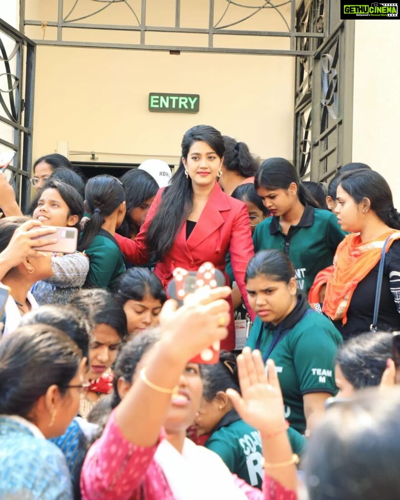 Varsha Priyadarshini Instagram - It was a very special and unique experience to be a guest at the 8th 'Basanta Utsav 2023' Program organised on the campus of Odisha's first Women's University, Ramadevi Women's University. It was an honour for me to attend the event among the renowned personalities like Bhubaneswar Mayor Smt. Sulochana Das, noted writer Smt. Gayatri Bala Panda, Chairperson of PG Council Chandi charan Rath, Ipsita Sahu and Swikruti. Every moment of the festival was memorable. I would like to express my gratitude to the authorities of Ramadevi Women's University for involving me in such an important program.