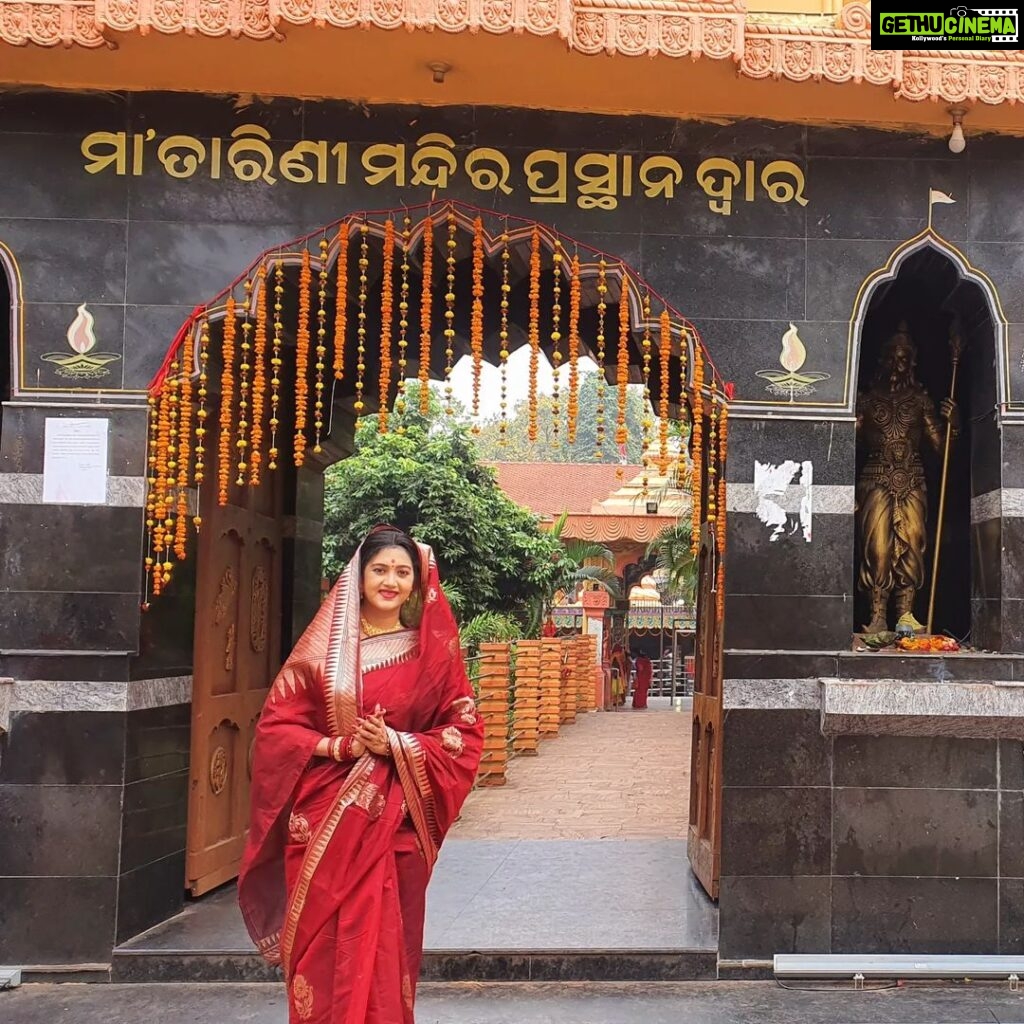 Varsha Priyadarshini Instagram - Had the privilege of darshan of Maa Tarini in Ghatgaon. By the grace of Goddess Tarini, everyone's life becomes happy and all evil forces are destroyed from this world. May all be inspired to build a healthy society with positive attitude by the blessings of Maa 🙏