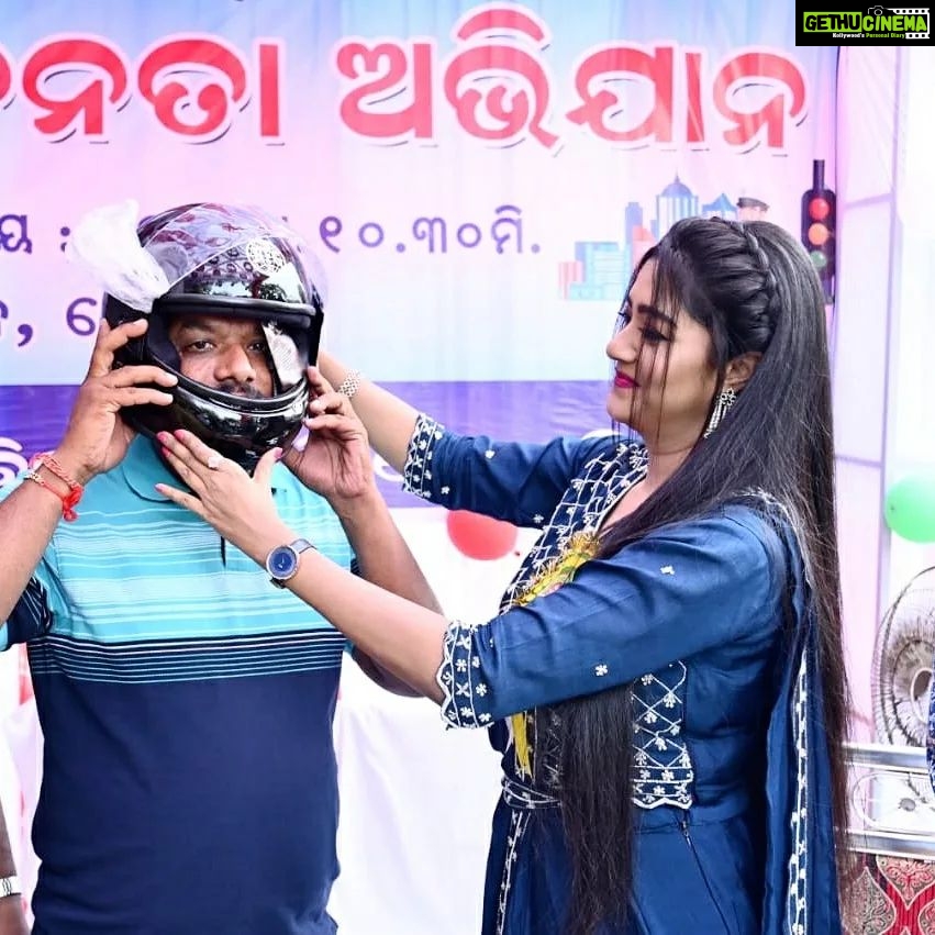 Varsha Priyadarshini Instagram - A road safety awareness program was organised in Dhenkanal by DK Films under the guidance of Film Producer Deepak Mishra. In this program awareness regarding following traffic rules, speed control while driving, wearing helmets while riding two-wheelers were given to people. With this free helmets were also distributed. I would like to thank to all the dignitaries who attended the event and gave their valuable feedback. And congratulations to Deepak Mishra for organizing the event in a very systematic way.