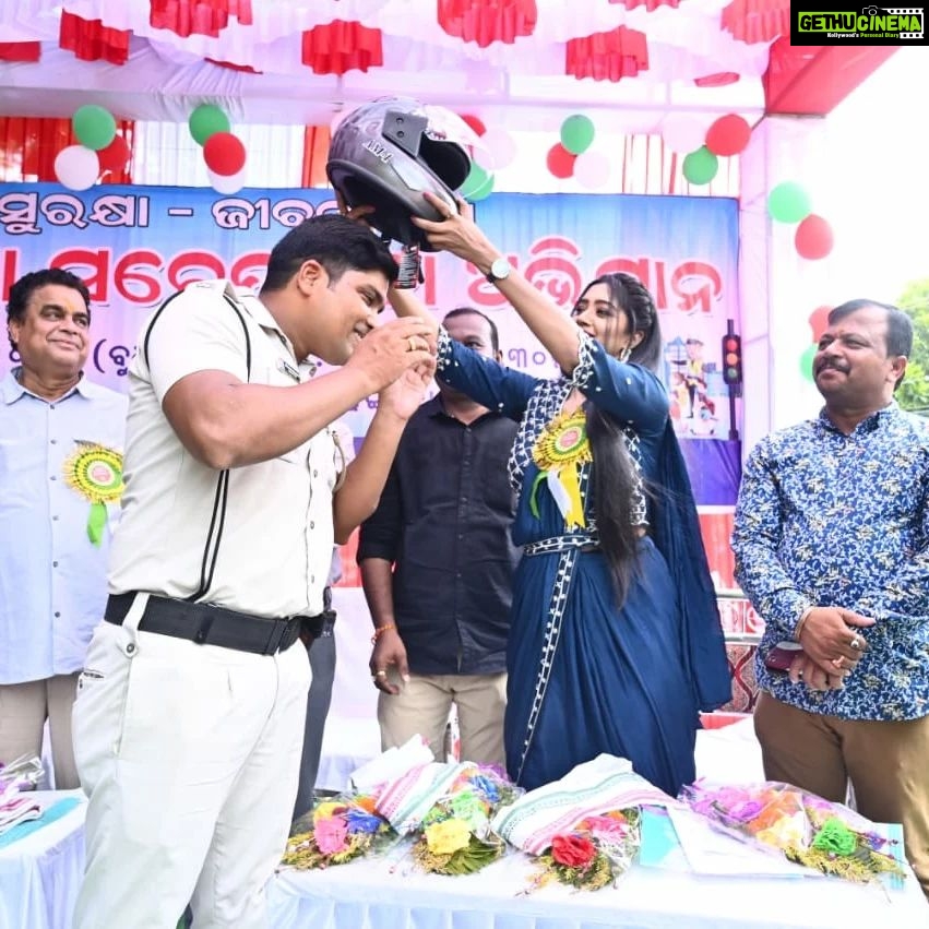 Varsha Priyadarshini Instagram - A road safety awareness program was organised in Dhenkanal by DK Films under the guidance of Film Producer Deepak Mishra. In this program awareness regarding following traffic rules, speed control while driving, wearing helmets while riding two-wheelers were given to people. With this free helmets were also distributed. I would like to thank to all the dignitaries who attended the event and gave their valuable feedback. And congratulations to Deepak Mishra for organizing the event in a very systematic way.