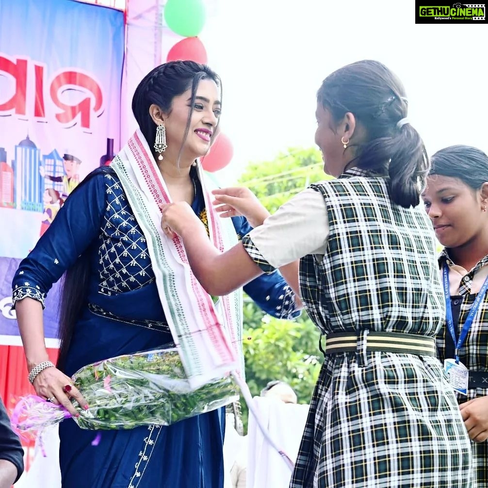 Varsha Priyadarshini Instagram - A road safety awareness program was organised in Dhenkanal by DK Films under the guidance of Film Producer Deepak Mishra. In this program awareness regarding following traffic rules, speed control while driving, wearing helmets while riding two-wheelers were given to people. With this free helmets were also distributed. I would like to thank to all the dignitaries who attended the event and gave their valuable feedback. And congratulations to Deepak Mishra for organizing the event in a very systematic way.