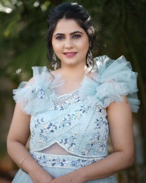 Veena Jagtap Instagram - All Our Souls Are Same ,,,,

In Real We Appear & Disappear In Each Other🌸

Make~Up Artist : @poornimas_makeover 

Outfit : @gargifashiondesigner_rental 

📸 @design_phactory