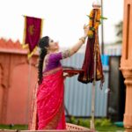 Veena Jagtap Instagram - 🌸शांत निवांत शिशिर सरला, सळसळता हिरवा वसंत आला, कोकिळेच्या सुरवातीसोबत, चैत्र “पाडवा” दारी आला… नूतन वर्षाभिनंदन 🌸 🌸गुढीपाडव्याच्या व नववर्षाच्या खुप खुप शुभेच्छा🌸 Make~Up & Hair Artist : @poornimas_makeover Costume: @gargifashiondesigner_rental Jewellery: @trisha_jewells Photography: @design_phactory 🌸 Pune, Maharashtra