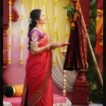 Veena Jagtap Instagram - 🌸शांत निवांत शिशिर सरला, सळसळता हिरवा वसंत आला, कोकिळेच्या सुरवातीसोबत, चैत्र “पाडवा” दारी आला… नूतन वर्षाभिनंदन 🌸 🌸गुढीपाडव्याच्या व नववर्षाच्या खुप खुप शुभेच्छा🌸 Make~Up & Hair Artist : @poornimas_makeover Costume: @gargifashiondesigner_rental Jewellery: @trisha_jewells Photography: @design_phactory 🌸 Pune, Maharashtra