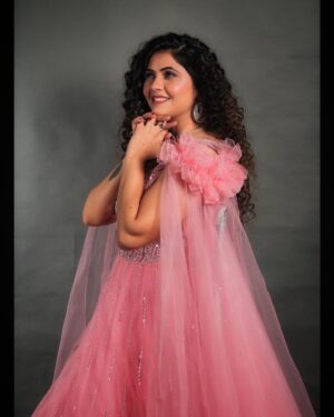 Veena Jagtap Instagram - To The Mind That Is Still,,,

The Whole Universe Surrenders🌸🌸

Makeup: @blush_on_by_shrutishah

Hair : @lavish_beauties_by_lavanya

Photographer: @atish_ture_photography

Location : @claystudiothane

Managed by : @trending_influencers