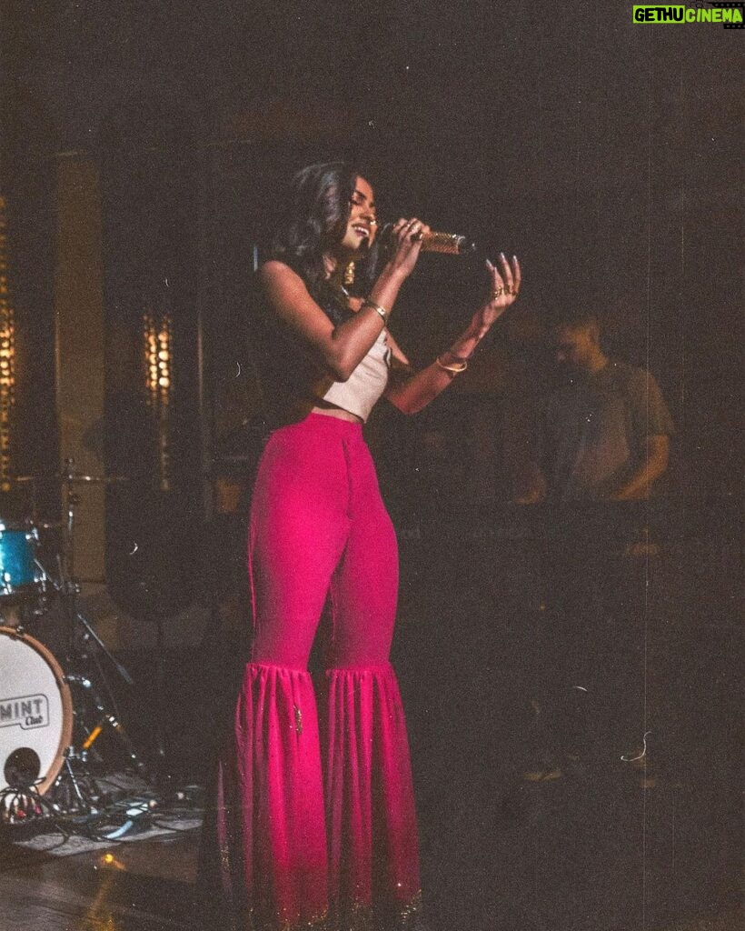 Vidya Vox Instagram - LA, Thank you so much for coming out, it was so much fun! Swipe to see 💃🏽 I was so nervous to play the new music, thank you for being supportive! Big shoutout to the best musicians @shankartucker 🎹@efajrmusic 🥁 @enobae 🎸 @breakingsoundla @thepeppermintclub 📸: @lokiiproblematic @rianjalimusic @blogilates @m2ray_ The Peppermint Club