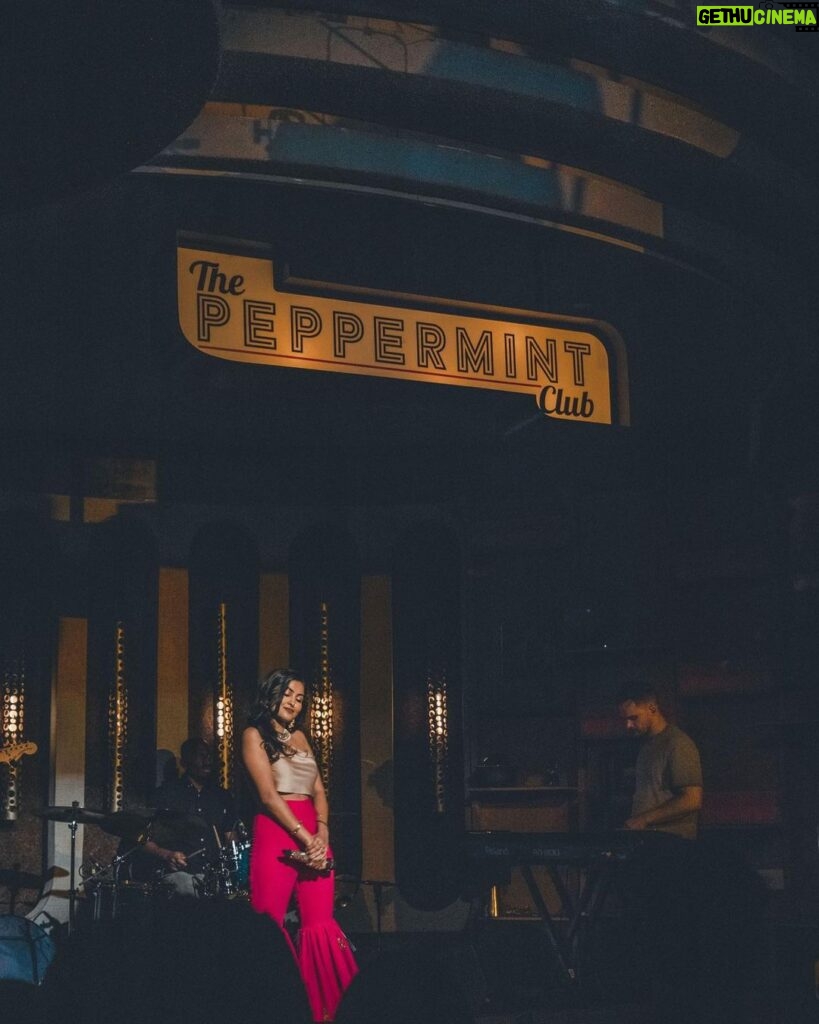 Vidya Vox Instagram - LA, Thank you so much for coming out, it was so much fun! Swipe to see 💃🏽 I was so nervous to play the new music, thank you for being supportive! Big shoutout to the best musicians @shankartucker 🎹@efajrmusic 🥁 @enobae 🎸 @breakingsoundla @thepeppermintclub 📸: @lokiiproblematic @rianjalimusic @blogilates @m2ray_ The Peppermint Club