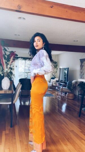 Vidya Vox Instagram - Issaaa vibe. Styled @tlviclothing’s Constellation sweatshirt with my fav saree pants! Also what are heels 🤷🏾‍♀️