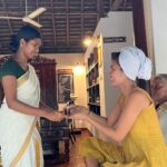 Vidya Vox Instagram - a perfect day with all my fav things: sadhya, shirodhara & abhayanga massage, family stories, and a house boat! Yellow dress custom by @gospelofdesign 🥰