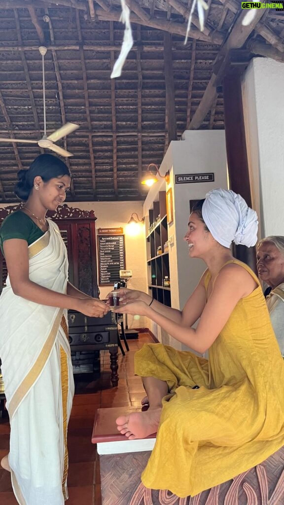 Vidya Vox Instagram - a perfect day with all my fav things: sadhya, shirodhara & abhayanga massage, family stories, and a house boat! Yellow dress custom by @gospelofdesign 🥰