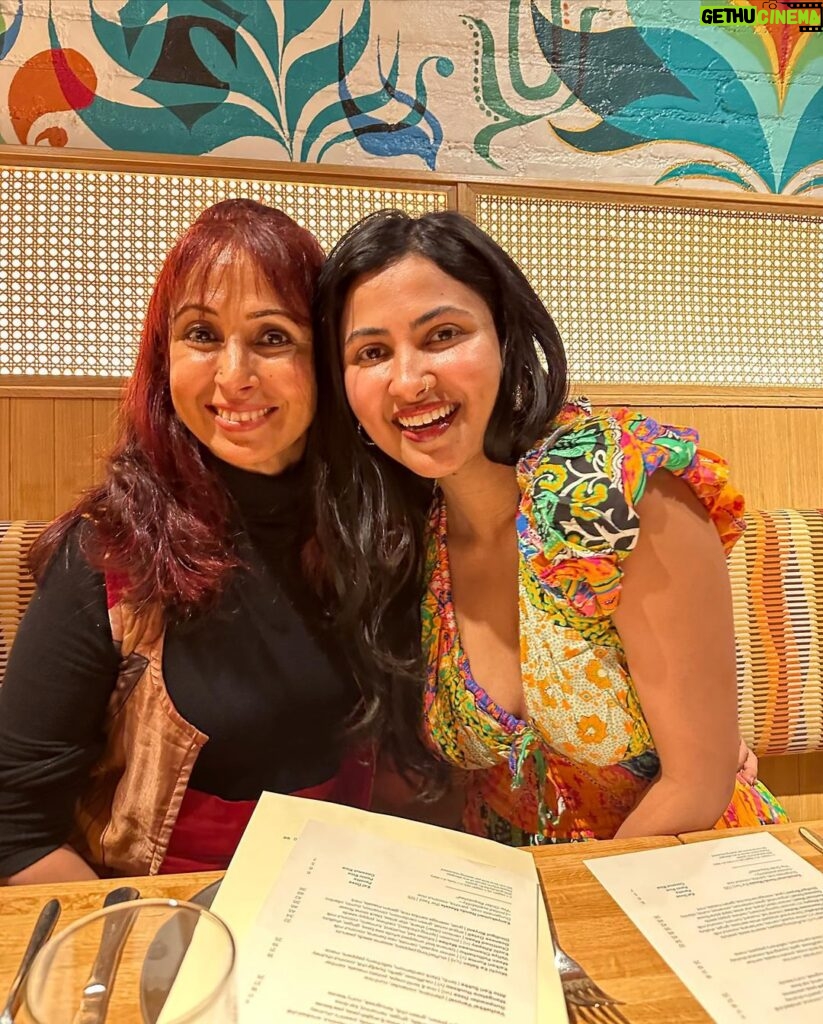 Vidya Vox Instagram - Quick jaunt in NYC was filled with lovely people, incredible food, some singing and chaos 🥳🥰 @semmanyc @chef.vijayakumar was such a highlight, still dreaming about all the food, can’t wait to be back! New York City Times Square