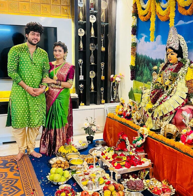 Vishnu Priya Instagram - అందరికి శ్రావణ శుక్రవారం శుభాకాంక్షలు 🙏🏻🙏🏻🙏🏻 . . . #blessed #friday #sravanamasam #sravanasukravaram #varalakshmivratham🙏 #tradation #couple #thankyouthankyouthankyou