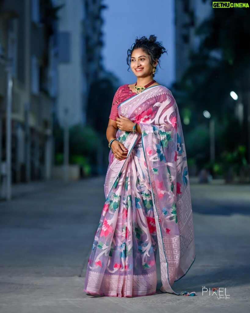 Vishnu Priya Instagram - Saree wali girl the desi girl 🤗 . Beautiful saree from @lokaafashions 💜 Follow their page for such pretty collections..! . & also you can follow their website www.lokaafashions.com . 📷: @the_pixel__photography . #saree #sareelove #pink #desi #fashion #photography #photo #photooftheday #instagram #instagood #insatlike #instalove #sidshnu #subscribe #like #share #comment #spreadjoy #spreadlove #spreadpositivity