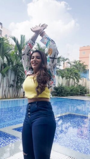 Vishnupriyaa bhimeneni Instagram - Last minute grooving ..... 

Could not ace it with style like Shahrukhkhan ... but definitely wanted to try the reels trend 😍🥰

VC : @sushmaa_gupta

#vishnupriyabhimeneni #dance #magic #jawaan #ramayyavasthavayya #trending #sharukhkhan #nayanthara #instareelsindia❤️