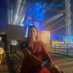 Vishnupriyaa bhimeneni Instagram - One with Divine 💛 Purely Magical... 🙏❤️ YOGI SHIVA MAHADEV 🤍 Forever grateful.... 🥻 @sujisrin.collection #mahashivratri2022 #vishnupriyabhimeneni #sadhguru #ishafoundation #savesoil #memorablenight Adiyogi Shiva statue