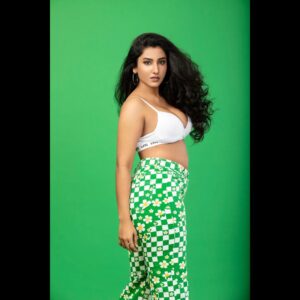 Vishnupriyaa bhimeneni Instagram - “I keep stars in my pockets wear daisies in my hair but I tuck you tenderly in the folds of my heart and take you everywhere💚💚🐛.” ― Melody Lee

styling :@greeshma_krishna.k
H&M : @makeupbysapnak
📸 : @shareefnandyala

#vishnupriyabhimeneni #justbreathingandbeing #fridaysingreen #greenenergy💚 #justlookup #keepgoing