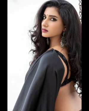 Vishnupriyaa bhimeneni Instagram - 🖤🧿 

Styling :@greeshma_krishna.k
Blouse : @thelabeldiva
H&M : @makeupbysapnak
📸 : @shareefnandyala

#vishnupriyabhimeneni #New2022 #newbegginings #Newlife #gratefulforeveryday❤️