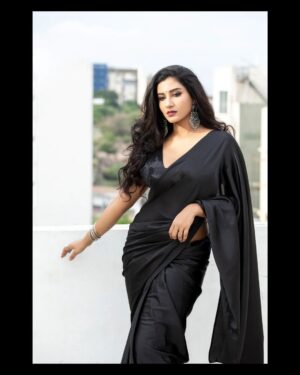 Vishnupriyaa bhimeneni Instagram - 🖤🧿 

Styling :@greeshma_krishna.k
Blouse : @thelabeldiva
H&M : @makeupbysapnak
📸 : @shareefnandyala

#vishnupriyabhimeneni #New2022 #newbegginings #Newlife #gratefulforeveryday❤️
