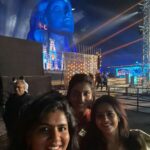 Vishnupriyaa bhimeneni Instagram - One with Divine 💛 Purely Magical... 🙏❤️ YOGI SHIVA MAHADEV 🤍 Forever grateful.... 🥻 @sujisrin.collection #mahashivratri2022 #vishnupriyabhimeneni #sadhguru #ishafoundation #savesoil #memorablenight Adiyogi Shiva statue