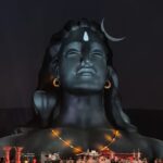 Vishnupriyaa bhimeneni Instagram - One with Divine 💛 Purely Magical... 🙏❤️ YOGI SHIVA MAHADEV 🤍 Forever grateful.... 🥻 @sujisrin.collection #mahashivratri2022 #vishnupriyabhimeneni #sadhguru #ishafoundation #savesoil #memorablenight Adiyogi Shiva statue