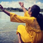 Vishnupriyaa bhimeneni Instagram - REFRESHED💙🌊🌊🌊 Tungabhadra 💗🌸🌸💚💚💚💚💚💜💜💜💖💖💖💖 #blessedwithamazingmothernaturearound💙 #TungabhadraRiver #Chillingontheriverbank #muchneededlovefromnatureafterlockdown #hampitourism #ancientindianhistory #rechargedforother1month #livinglife #everyminuteisinevitable💛💚 Tungabhadra River