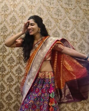 Vishnupriyaa bhimeneni Instagram - Munduga andariki Ugadi 💛💚 subhakankshalu
 💖 😍😛😝

Beautiful halfsaree from @southindiashopping I can't express how much my mom loved the outfit...
And me wearing it today specially .... 😍
Coz I generally don't doll up...
Thats highly impossible... 

Pc : To my mom... Who was bored of my poses and asked me to try something nice and the result was last 3 pictures... 😝🤣