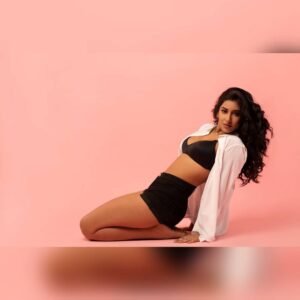 Vishnupriyaa bhimeneni Instagram - Waiting for my valentine be like ........

📸 :@shareefnandyala
M&H :@pranathibandi
Styling :@devaras92

#Happyfriday #happyvibes #lovingtherosepinkvibes😍😍 #